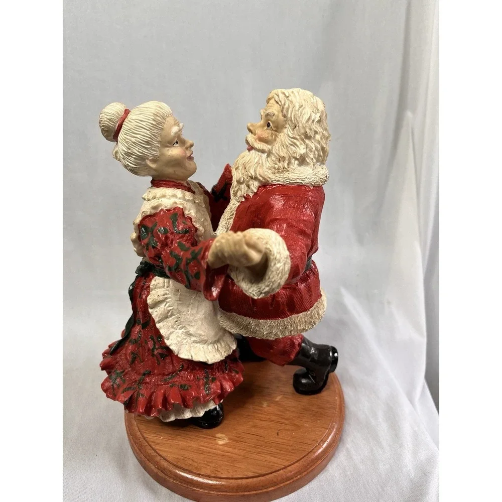 Vintage Figurine Santa & Mrs Clause Dancing Cedar‎ Creek